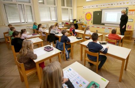 UČENCI V OŠ CERKNICA 03 FOTO LJUBO VUKELIČ